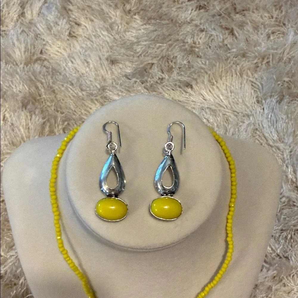 Lemon yellow Beaded Necklace with fresh water pearl and earring set NWOT - Picture 2 of 2